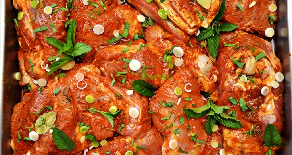 Cât timp trebuie să stea carnea de miel la baiț pentru a absorbi toate mirodeniile