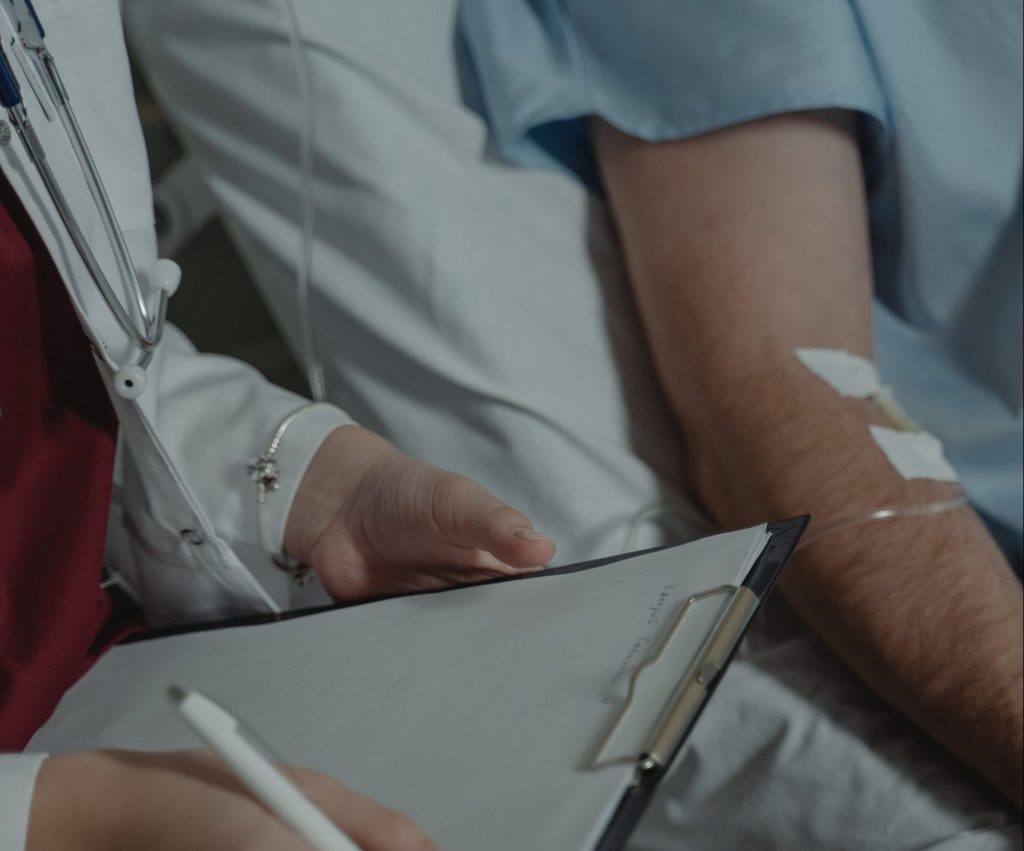 Câți bani a plătit un român care s-a îmbolnăvit în Spania și nu avea asigurare medicală. I-au luat mai mult decât plătise pe sejur