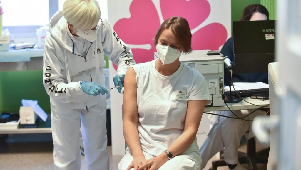 Câți lucrători din sănătate s-au vaccinat până acum. Procentul în România este în media europeană