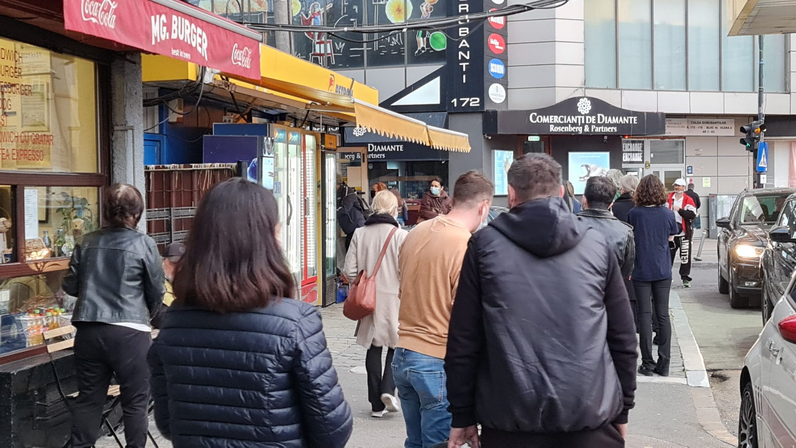 Cozi uriașe la benzinării după ce magazinele s-au închis la ora 18:00