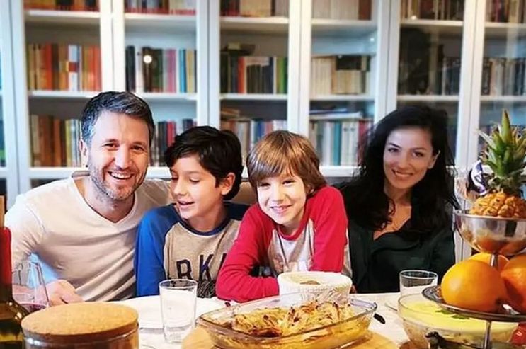 Andi Moisescu și Olivia Steer alături de cei doi fii ai cuplului foto - viva.ro