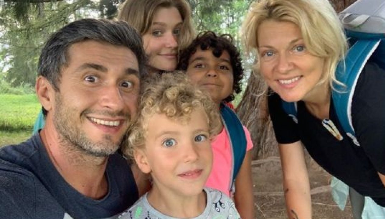 Dragoș Bucur și Dana Nălbaru, alături de cei trei copii ai cuplului