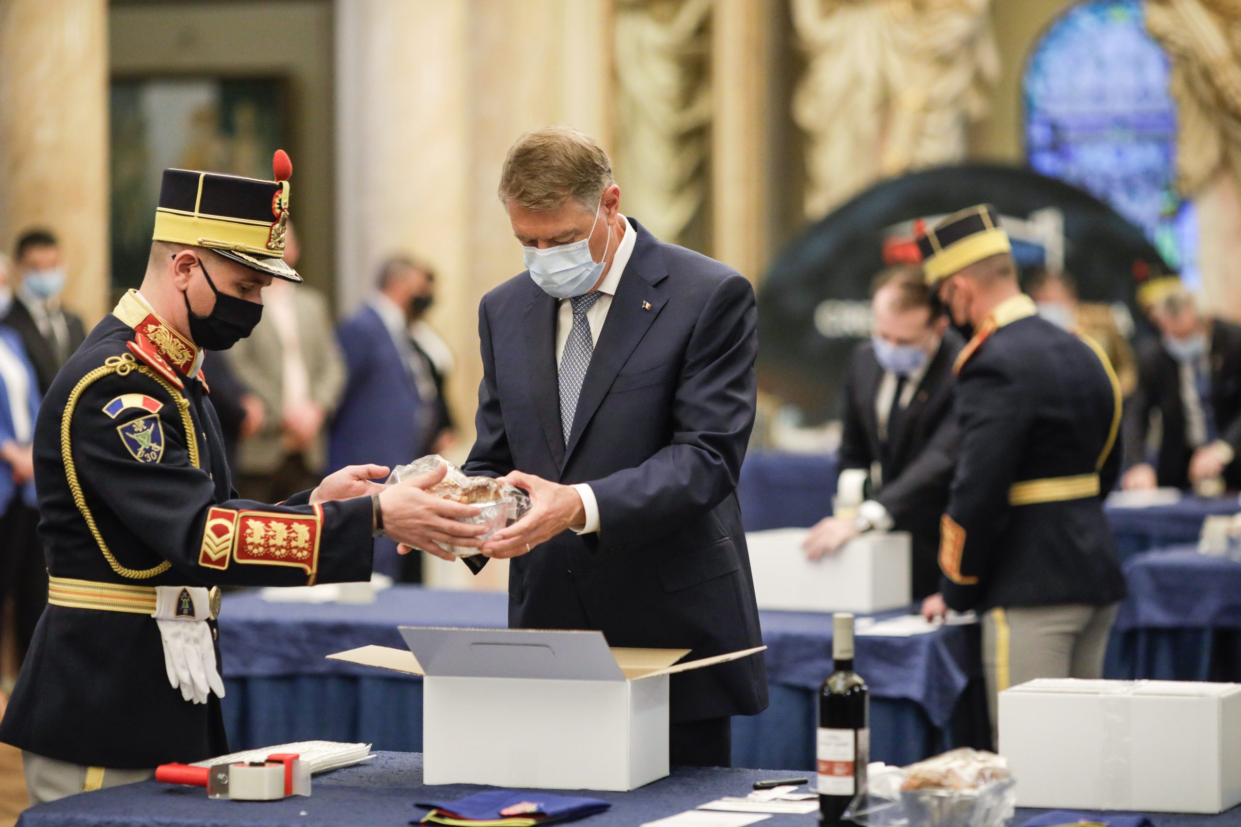 Mai mulți oficiali români au participat la împachetarea cadourilor pentru veteranii de război din municipiul București, județul Ilfov și din Republica Moldova, cu ocazia Zilei Veteranilor de Război foto - Inquam