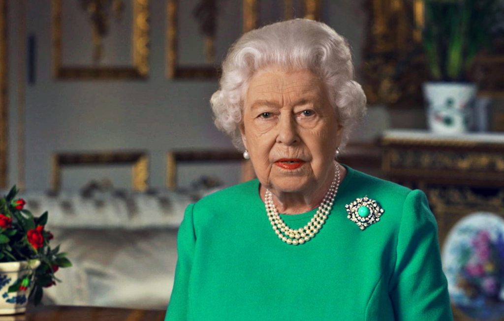 Elisabeta a II-a, apariție surprinzătoare la scurt timp de la înmormântarea soțului ei. Zâmbea și purta o ținută colorată