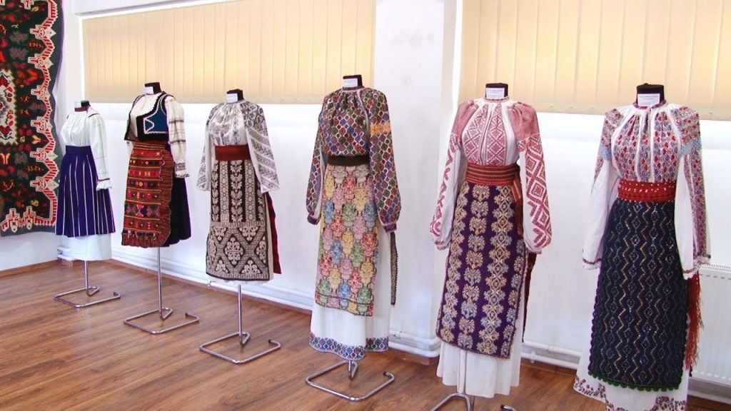 Gest superb făcut de o asociaţie din Sălaj. Pune la dispoziție, gratuit, costume populare pentru a fi purtate de Paște