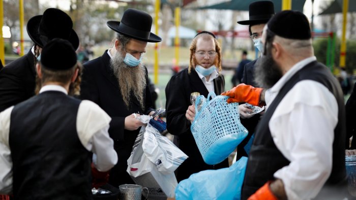 Israelul a anuntat ca va renunta la purtarea mastii in aer liber