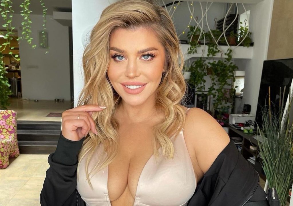 Loredana Groza uimeşte din nou. Celebra cântăreaţă a scos piese cu Florin Salam şi Jador