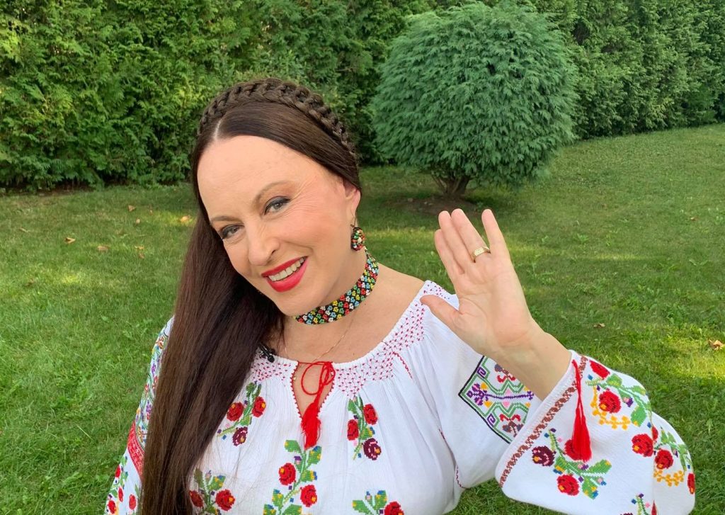Maria Dragomiroiu și-a luat soțul și a plecat din România. Scandalul cu pensia solistei a enervat-o la culme
