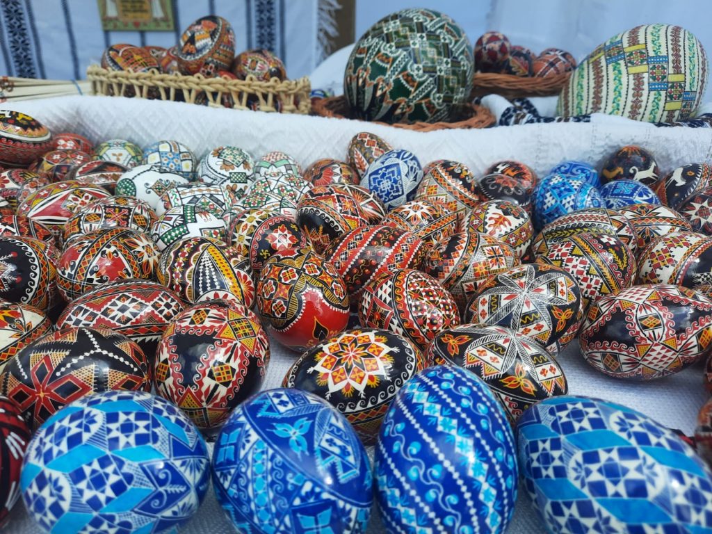 Moldova păstrează tradiția încondeierii oului. Tehnica inedită constă în încondeierea cu ceară de albine