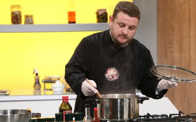Preotul Florin Danu, gătind pentru Chefi la cuțite