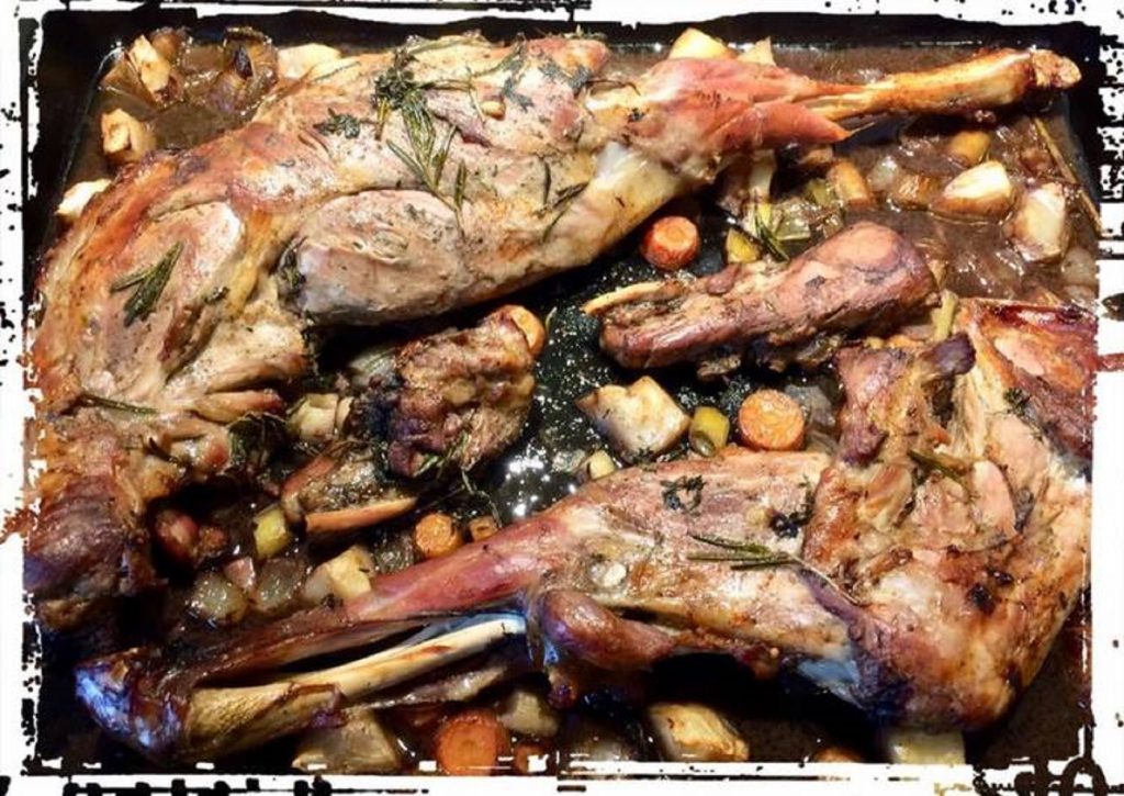 Secretul pentru o friptură de miel care se topeşte în gură. Aşa se marinează corect carnea