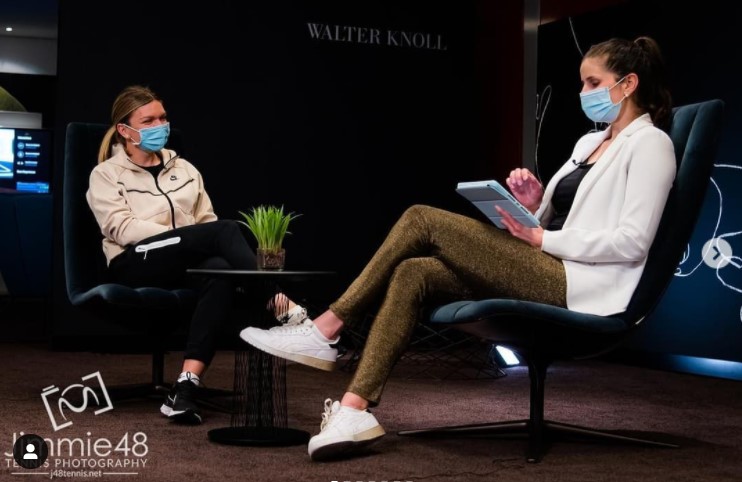 Simona Halep a fost surprinsa in timp ce radea cu gura pana la urechi in timpul interviului FOTO :Instagram