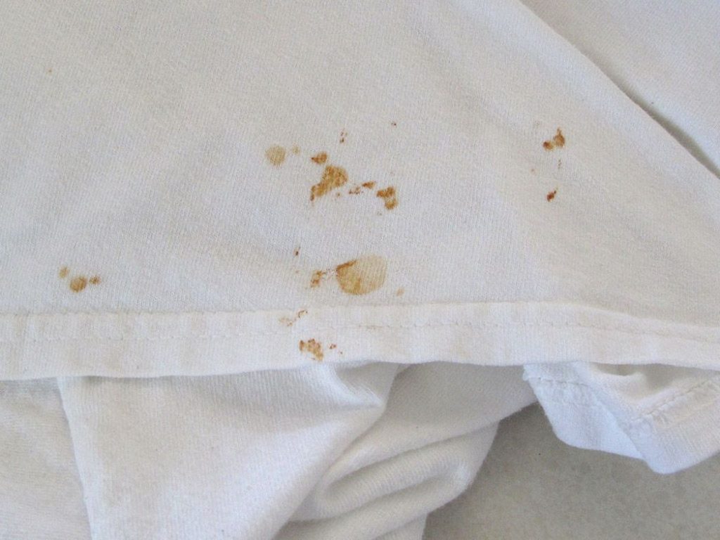 Soluţia simplă şi ieftină pentru a curăţa rugina de pe haine. Două ingrediente fac minuni pentru pete