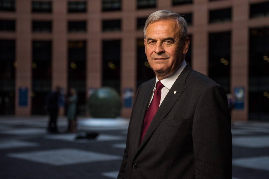 Statul român, învins de Laszlo Tokes în cazul arborării drapelului secuiesc. Suma pe care trebuie să i-o plătească