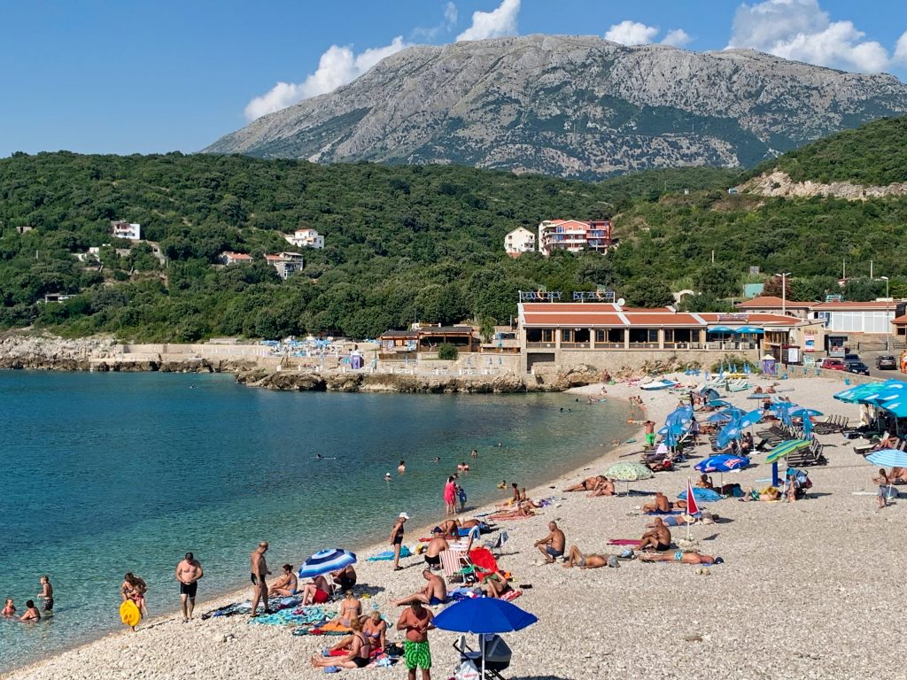 Se dau bani de cazare în vacanță. Țara în care ți se plătește hotelul ca să mergi în concediu. Care sunt condițiile