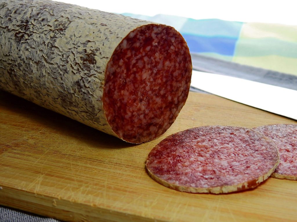 Din ce se face, de fapt, salamul de Sibiu