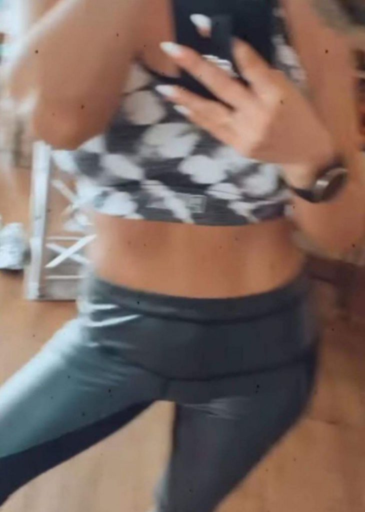 Delia Matache are abdomenul plat si plin de patratele