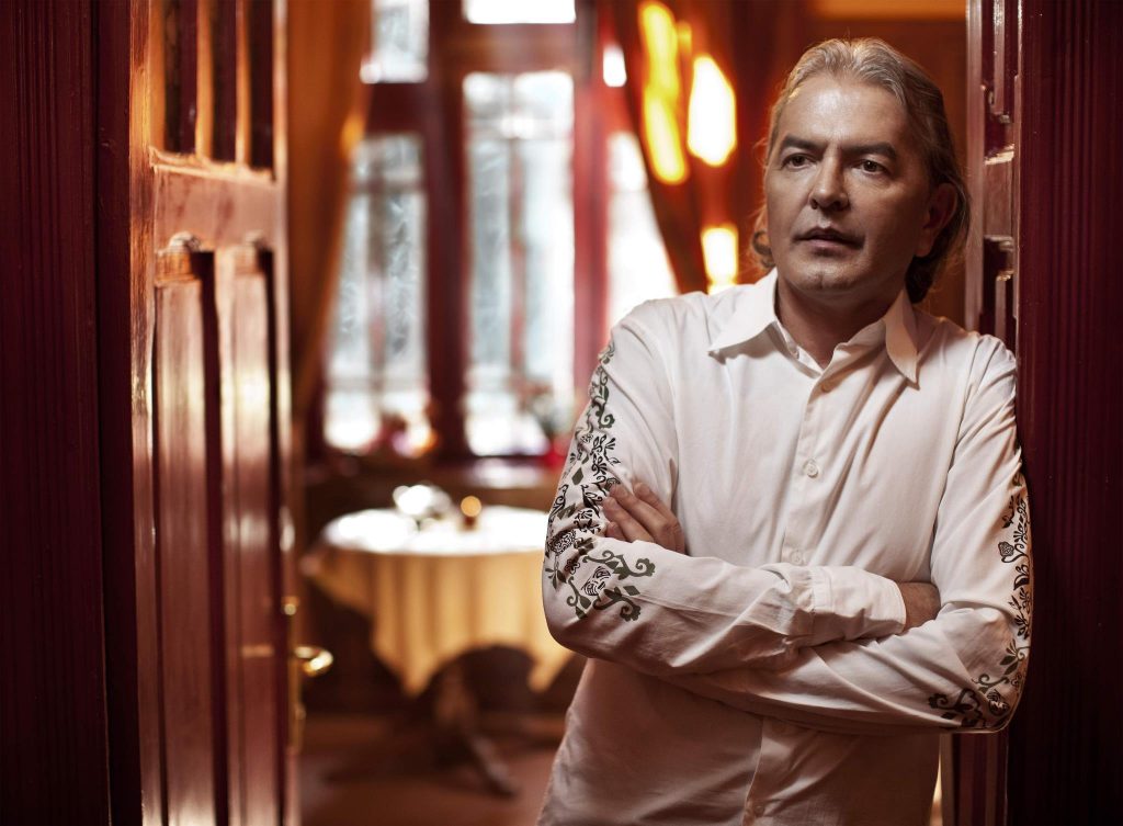 Ducu Bertzi, despre mitul pălincii: „Un păhărel, la fiecare masă, e binevenit!”. Ce pericole te pasc, dacă depășești doza