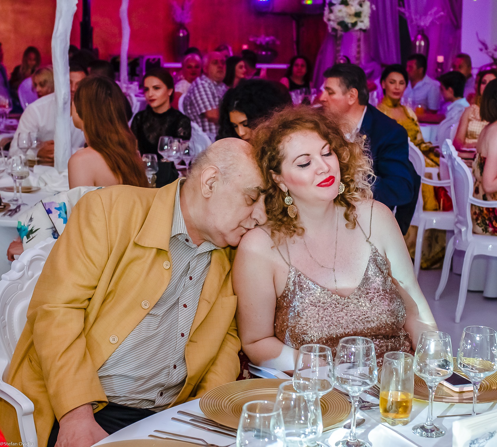 Viorel Lis, diagnosticat cu semipareza, ii este recunoscator sotiei, cu 35 de ani mai tanara. ”Oana ma ajuta mereu, fara ea cad”