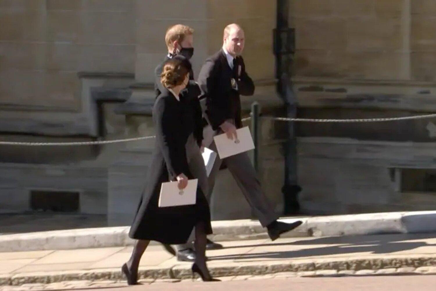 Cum au fost surprinși printii Harry si William la inmormantarea bunicului lor. Toate camerele tv au asteptat momentul