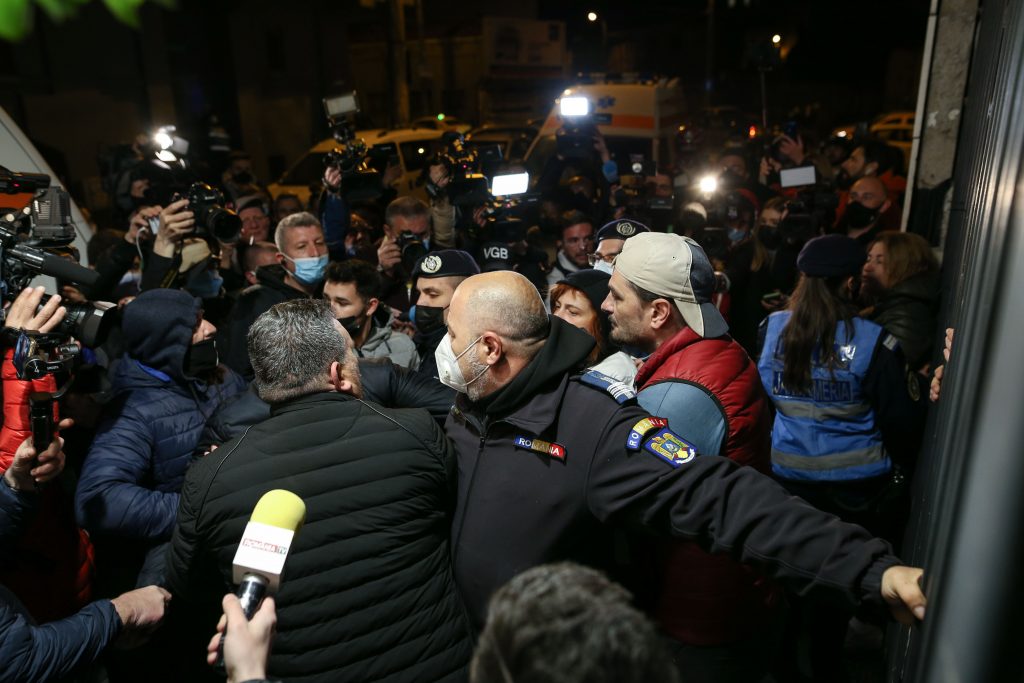 Proteste violente la Spitalul Foișor. Manifestanții încearcă să oprească evacuarea pacienților