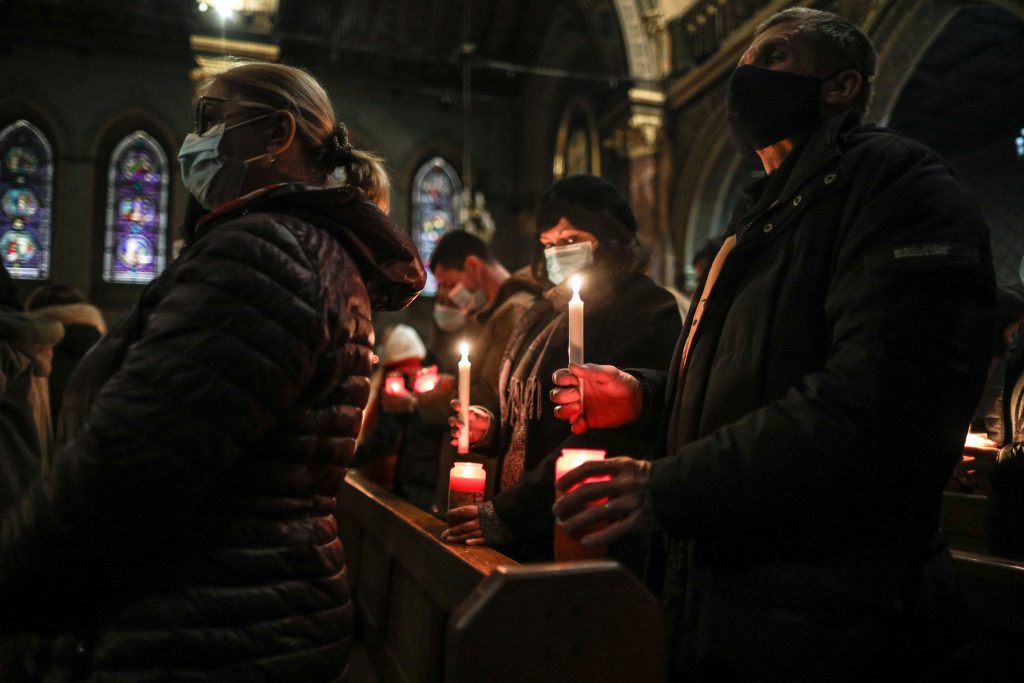 Ce măsuri au anunțat autoritățile pentru Paște și 1 Mai. Circulația în timpul nopții până la 5.00, magazinele în Vinerea Mare până la 20.00