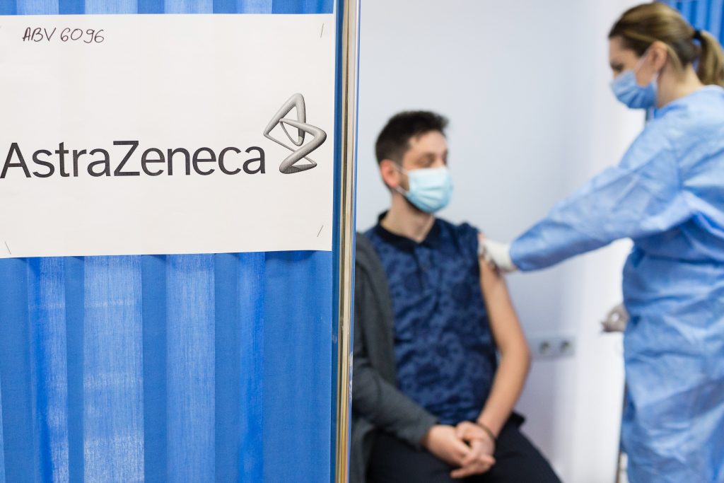 Există sau nu o legătură între vaccinul AstraZeneca şi cheagurile de sânge? Când va veni anunţul oficial