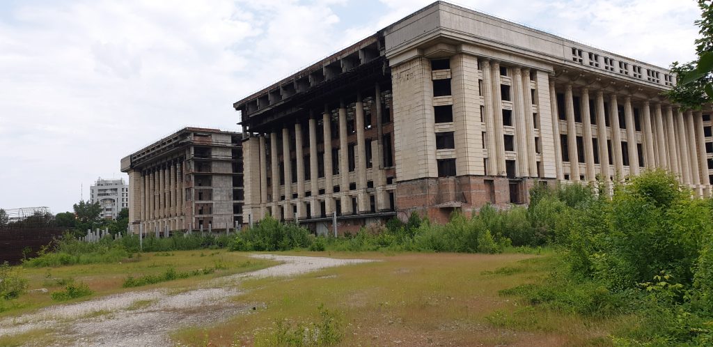 Casa Radio, un „mastodont” fără viitor? Motivele incredibile pentru care clădirea lui Ceauşescu e lăsată în paragină: „Ne-am trezit cu ea tăiată în două”