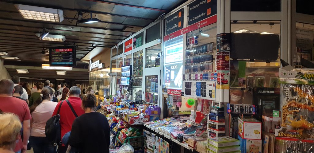 „Loteria” de la metrou. În ce staţii se mai găsesc încă magazine, patiserii sau buticuri deschise: „Suntem prea mici noi pentru războiul ăsta”