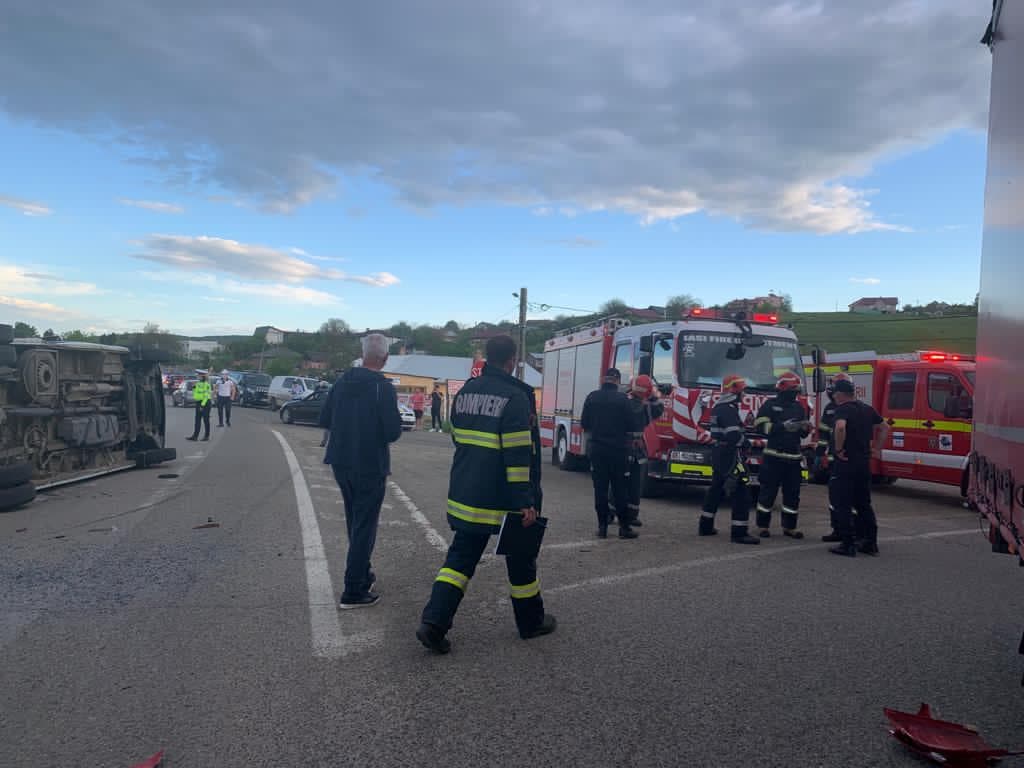 Accident în județul Iași, 17 persoane transportate la spital. Un autotren și un microbuz au fost implicate