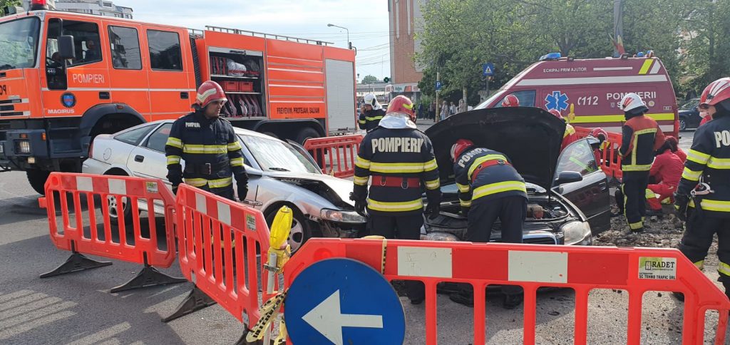 Accident spectaculos în centrul Constanței, unde două mașini au ajuns într-o groapă săpată de angajații de la termoficare