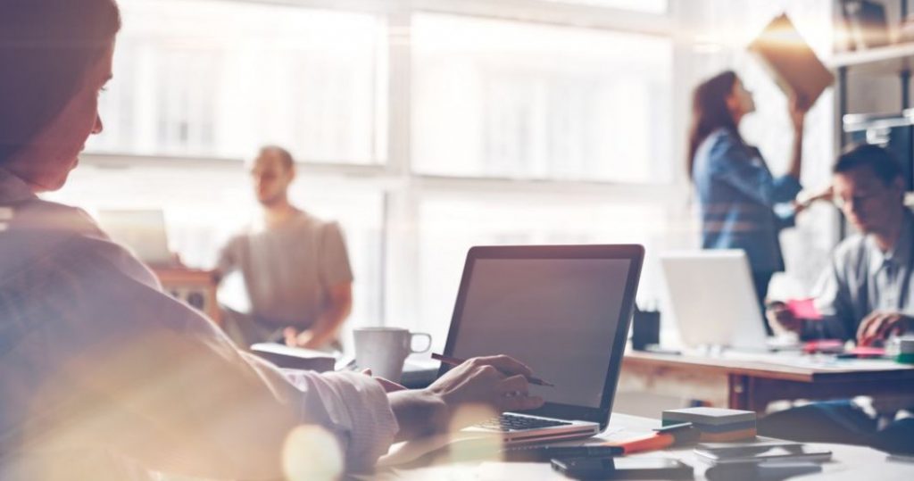 Angajații din multinaționale nu mai vor să revină la birou, astfel că piaţa clădirilor a ajuns în colaps