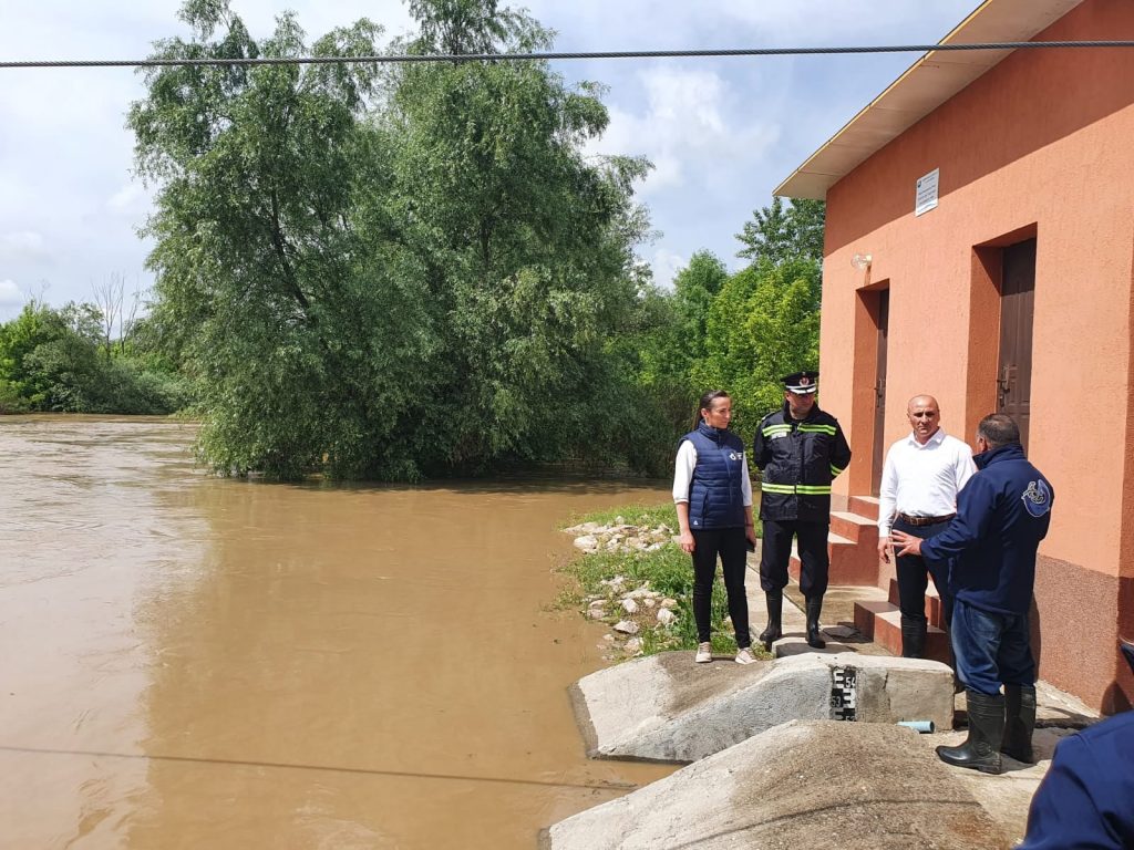 Apariție neașteptată a prefectului de Bihor în mijlocul apelor, într-un furnicular, la patru ace. Localnicii au crezut că nu văd bine