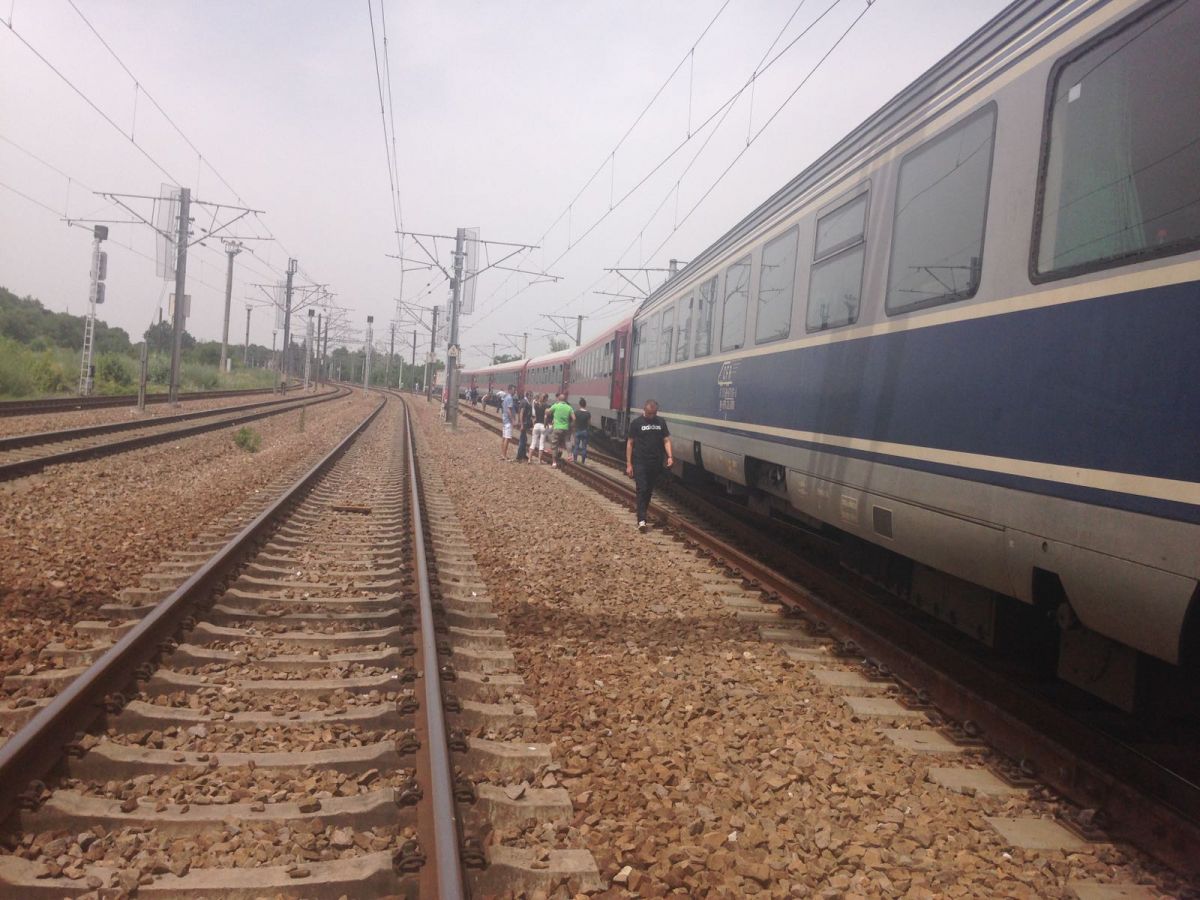 călătorii tren rămas în câmp