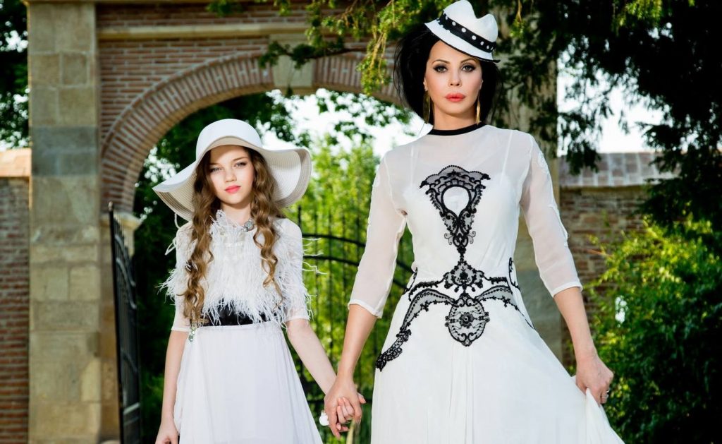 Cum arată acum fiica lui Ingrid Vlasov. Noelle are 17 ani şi e un model cunoscut în Franţa