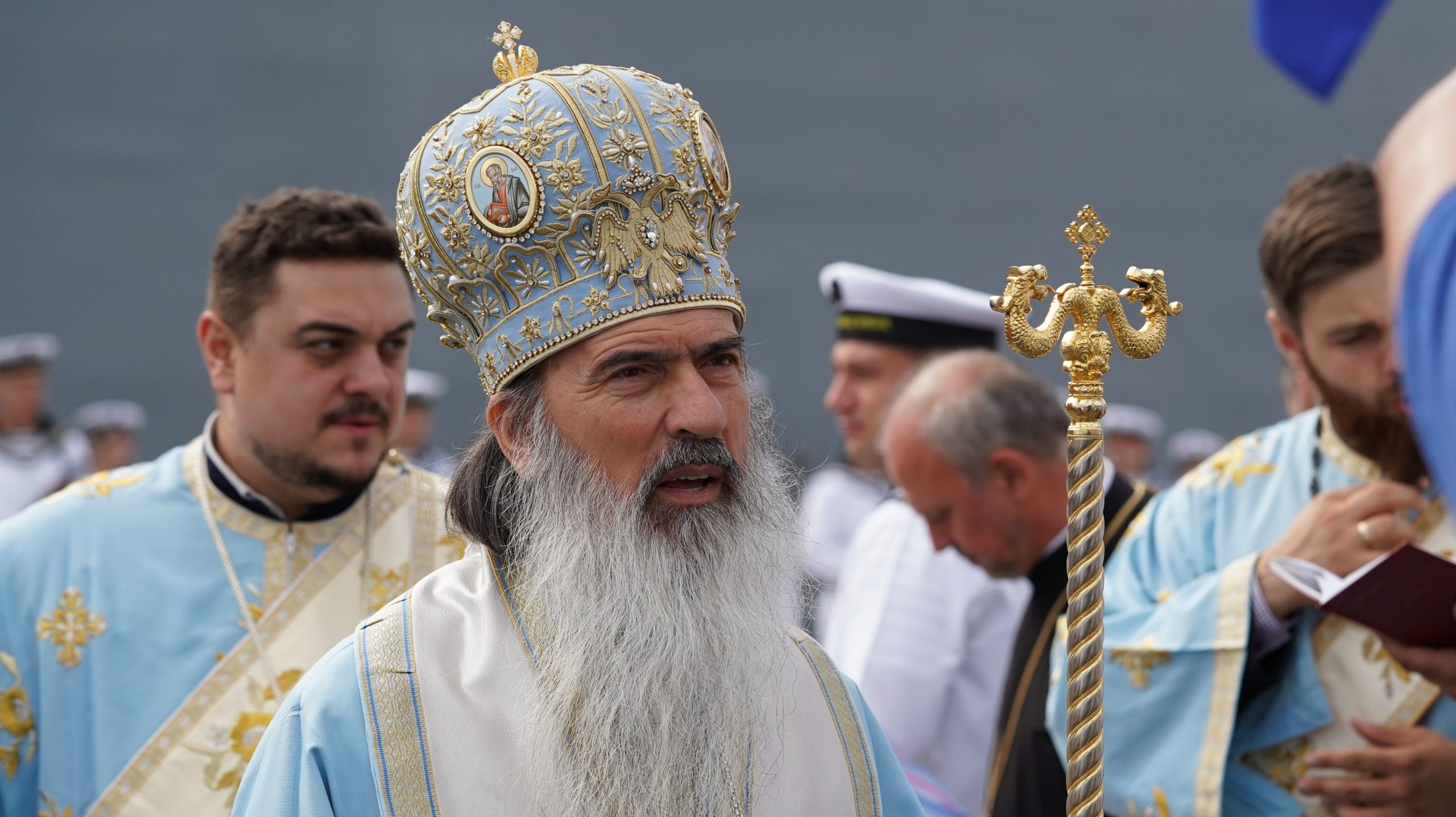 IPS Teodosie condamna niste crestini ortodocsi care au botezat copilul unei familii catolice