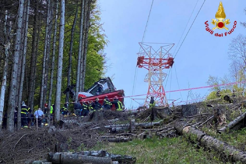 14 oameni au murit după ce o telecabină s-a prăbușit, în Italia. La ce altitudine se afla