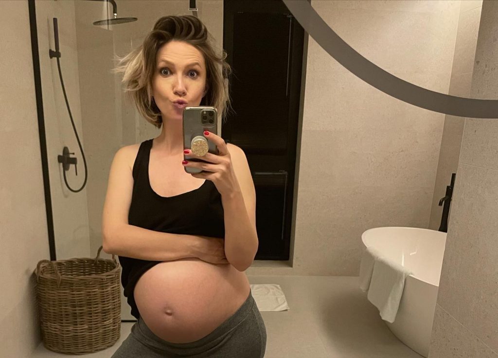 Pe cine a angajat Adela Popescu pentru a avea grijă de al treilea copil. ”Am făcut toate demersurile”