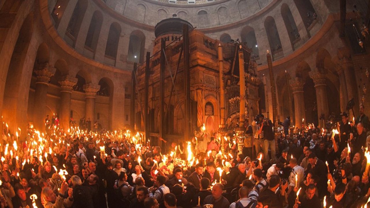 Peste 2.500 de credinciosi au putut intra in Biserica Sfantului Mormant