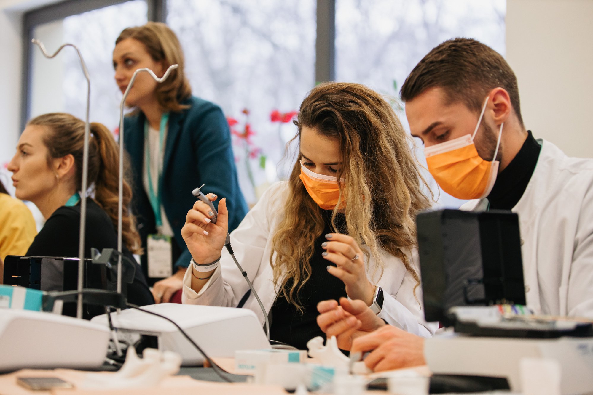 Studentii nevaccinati ar putea fi obligati sa poarte combinezoae la orele practice