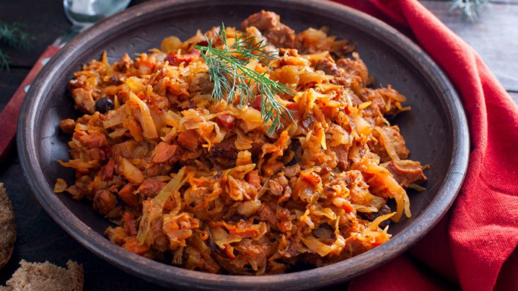 Tehnica prin care faci varză călită mai bună decât la restaurant. Doar câțiva bucătari iscusiți o prepară așa