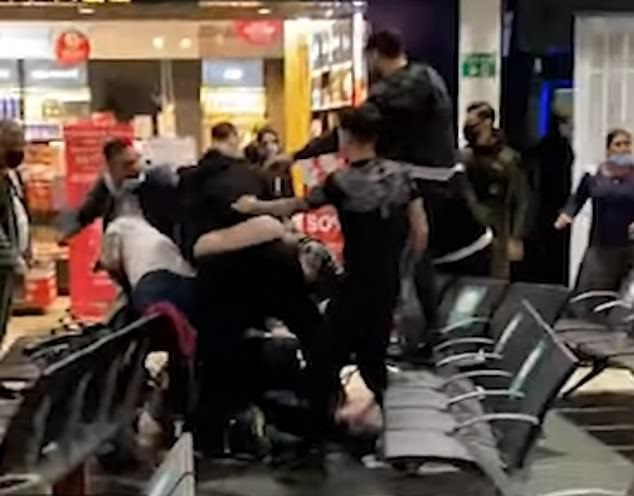 poliția britanică bătaia români
