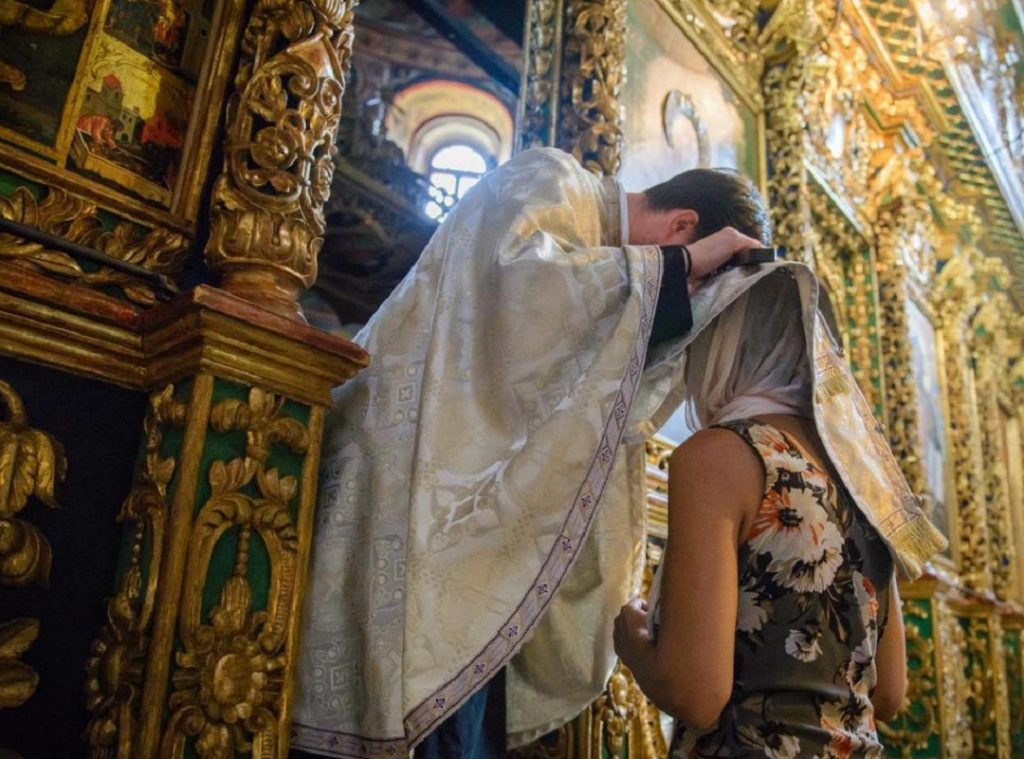 Un preot din Călărași, înregistrat în timp ce încerca să cucerească o fată la spovedanie: ”Ți-am zis că îmi place de tine”