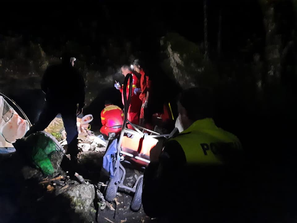 Un tanar de 23 de ani, gasit injunghiat