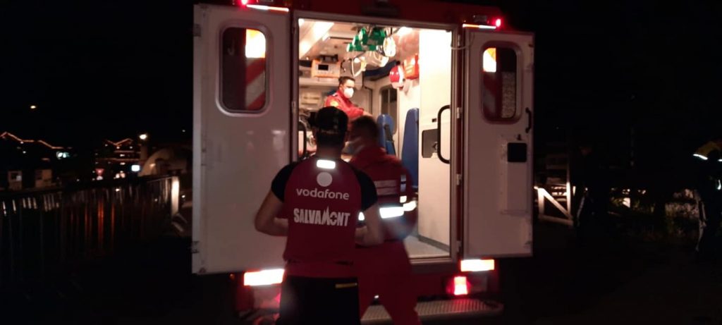 Scene înfiorătoare la Peştera de Lapte. Un tânăr de 23 de ani, găsit înjunghiat în zona gâtului