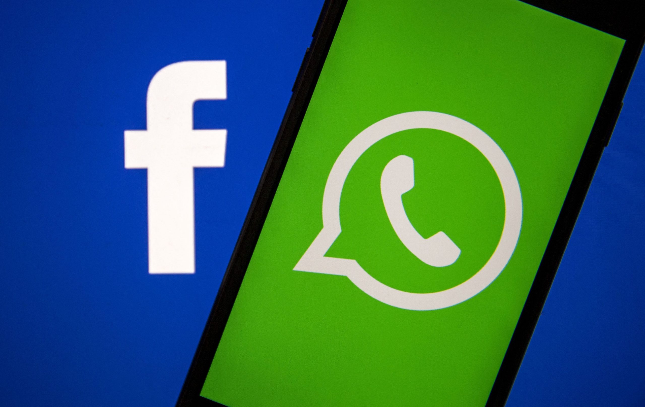 WhatsApp urmeaza sa transfere mai multe informatii catre Facebook