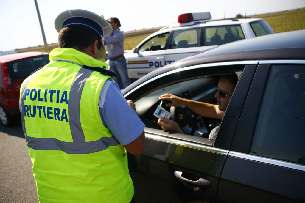 Amenzi mari pentru şoferii care nu au acest act la ei. Mulţi conducători auto uită de el