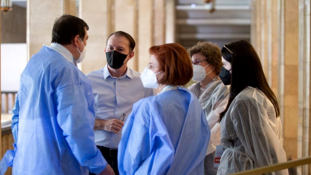 Ce a fost pus Florin Cîțu să facă la intrarea la centrul de vaccinare de la Sala Palatului. S-a văzut tot