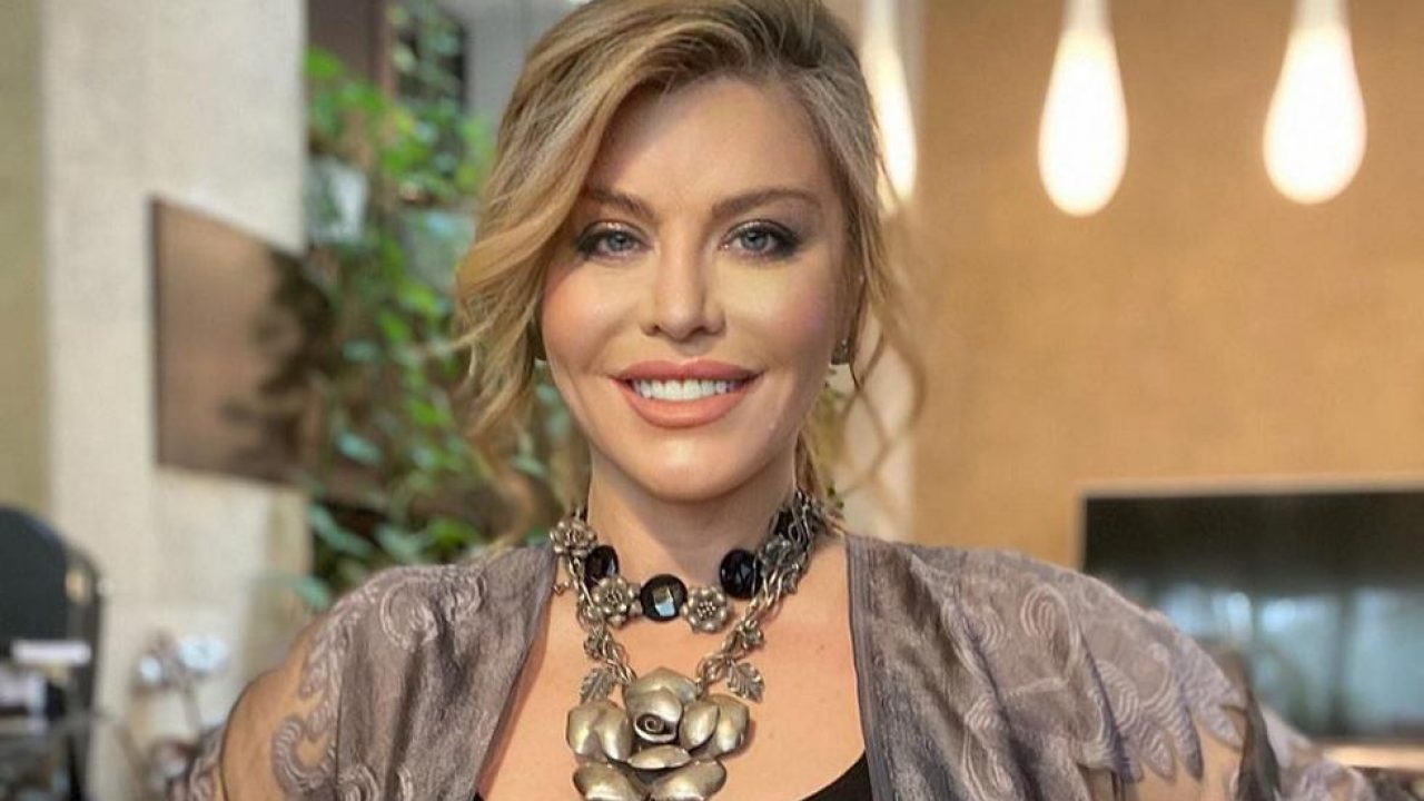 Loredana Groza, in tinuta mulata pe internet