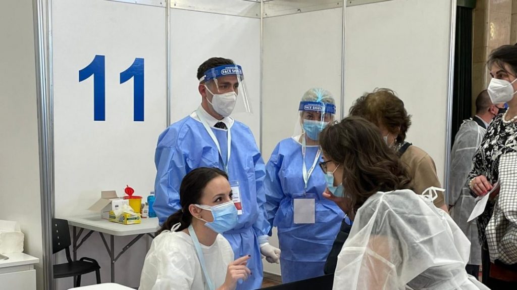 Tablete, telefoane și laptopuri pentru cei care se vaccinează anti-covid. Ce judeţ din România a pus la cale strategia